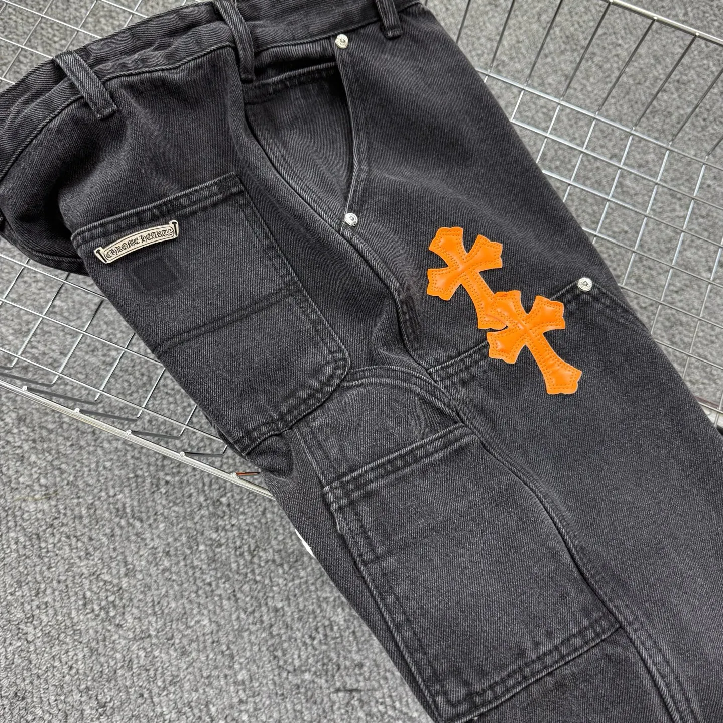 P280 Style number: H861 Chrome Hearts & Chrome Hearts 25FW CH workwear logging black and orange leather limited edition cow king jeans Chrome Hearts' most popular color pants are made of beaded canvas fabric, and heavy washing makes the upper body of the fabric more textured and the pants are tall and straight! The three-dimensional cutting of the whole trousers is a masterpiece! The hardware is customized by zp. The beaded canvas fabric is thick and soft after being washed. It has good breathability. Customized small leather label. Unique design. The details are simple and elegant, and the workmanship is exquisite. The whole trousers are neatly routed and the details are in place! It’s so cool that both men and women can easily control the genderless trend!  Size: 30-32-34-36 Color: black